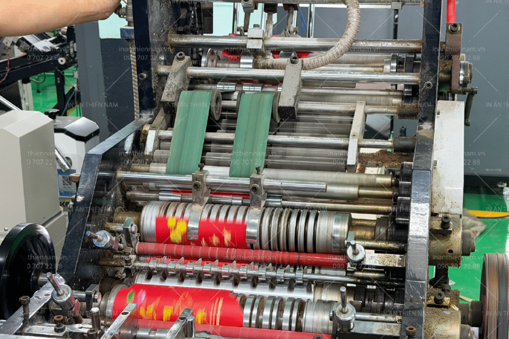 Dán bao lì xì bằng máy