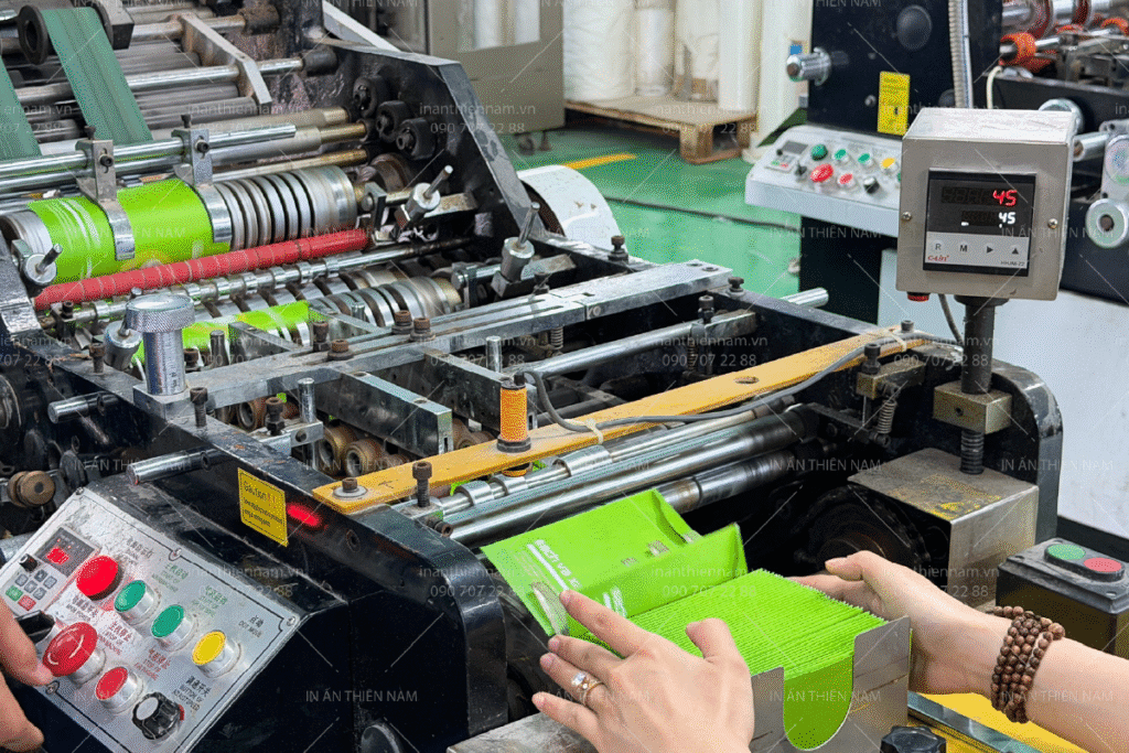 Gia công bế dán bao lì xì