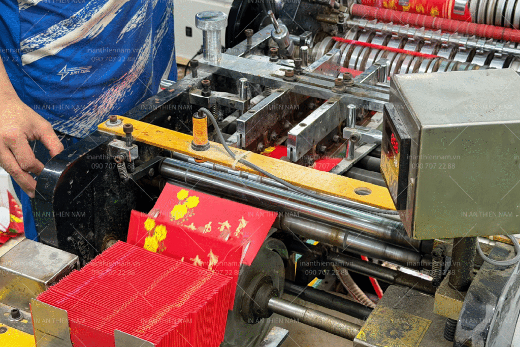 Máy dán bao lì xì