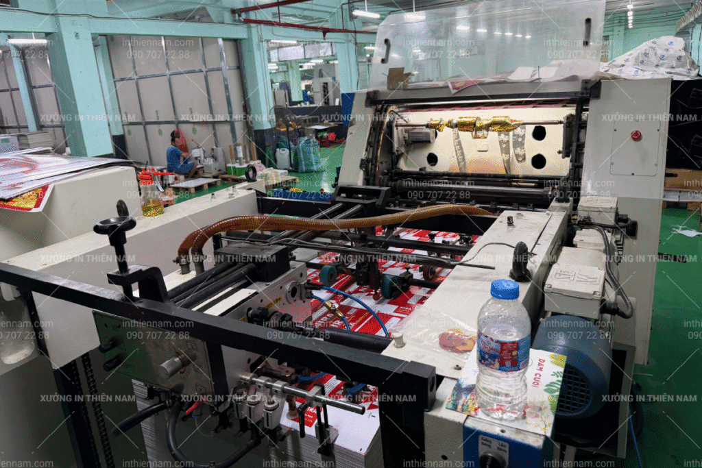 Máy bế ép kim tự động